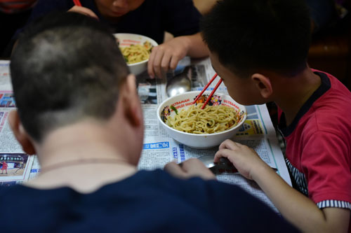 有時候兩個炒飯或是炒麵，就是全家六口的一餐