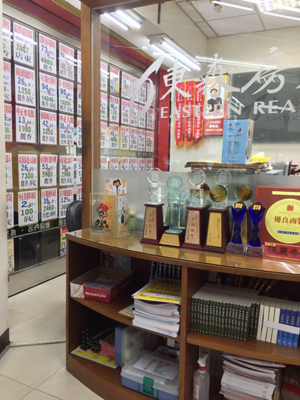東森房屋各加盟店擺放兒福聯盟捐箱