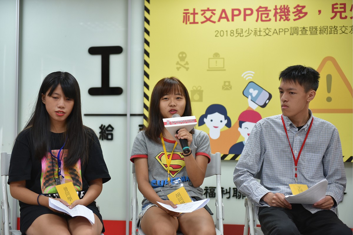左起曾同學、胡同學、王同學分享高中使用交友APP的特殊經驗