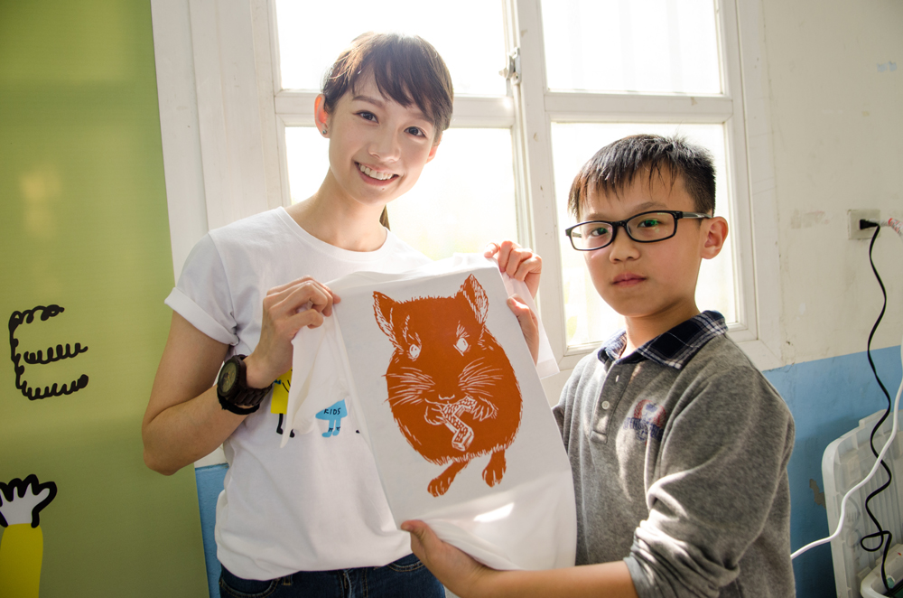 愛心大使簡嫚書順利下鄉和孩子體驗衣服絹印2