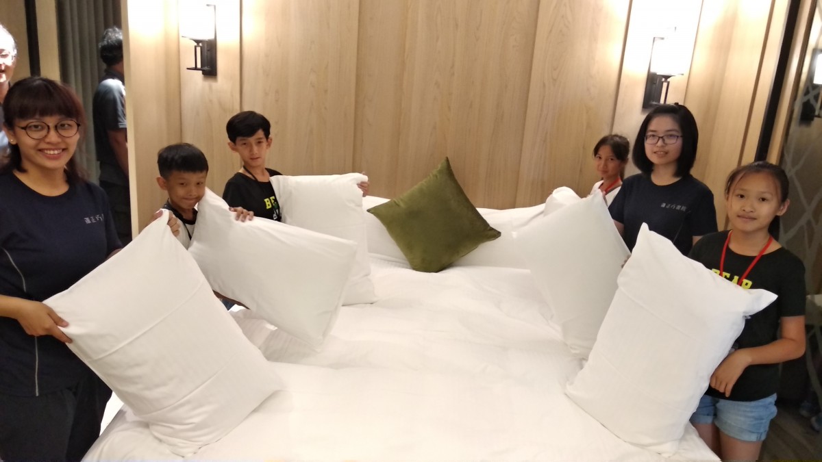 鋪床練習－在房務員的介紹下，孩子也能鋪出乾淨整齊的床鋪