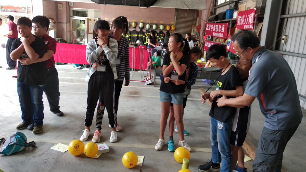 孩子在消防員的帶領下學習哈姆立克操作