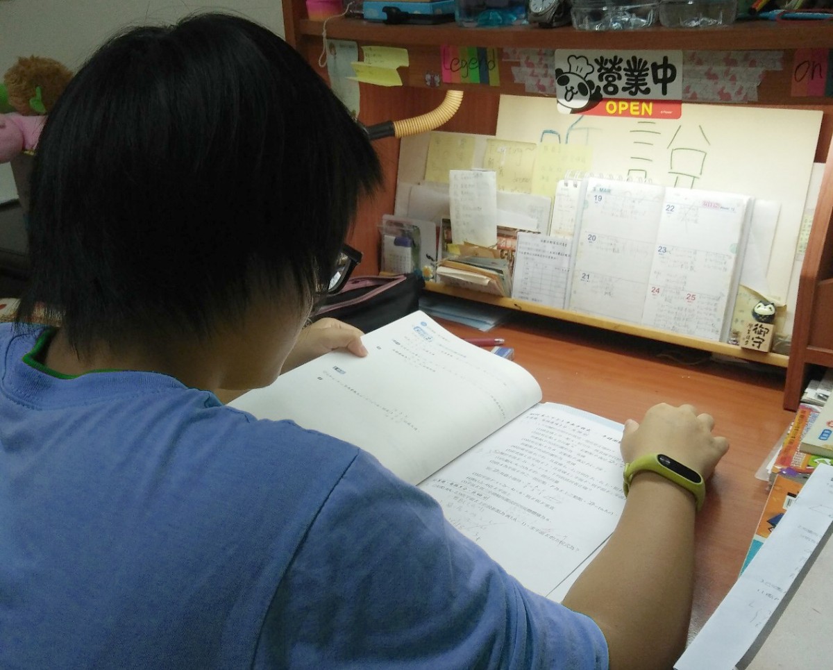 認真讀書中的小君