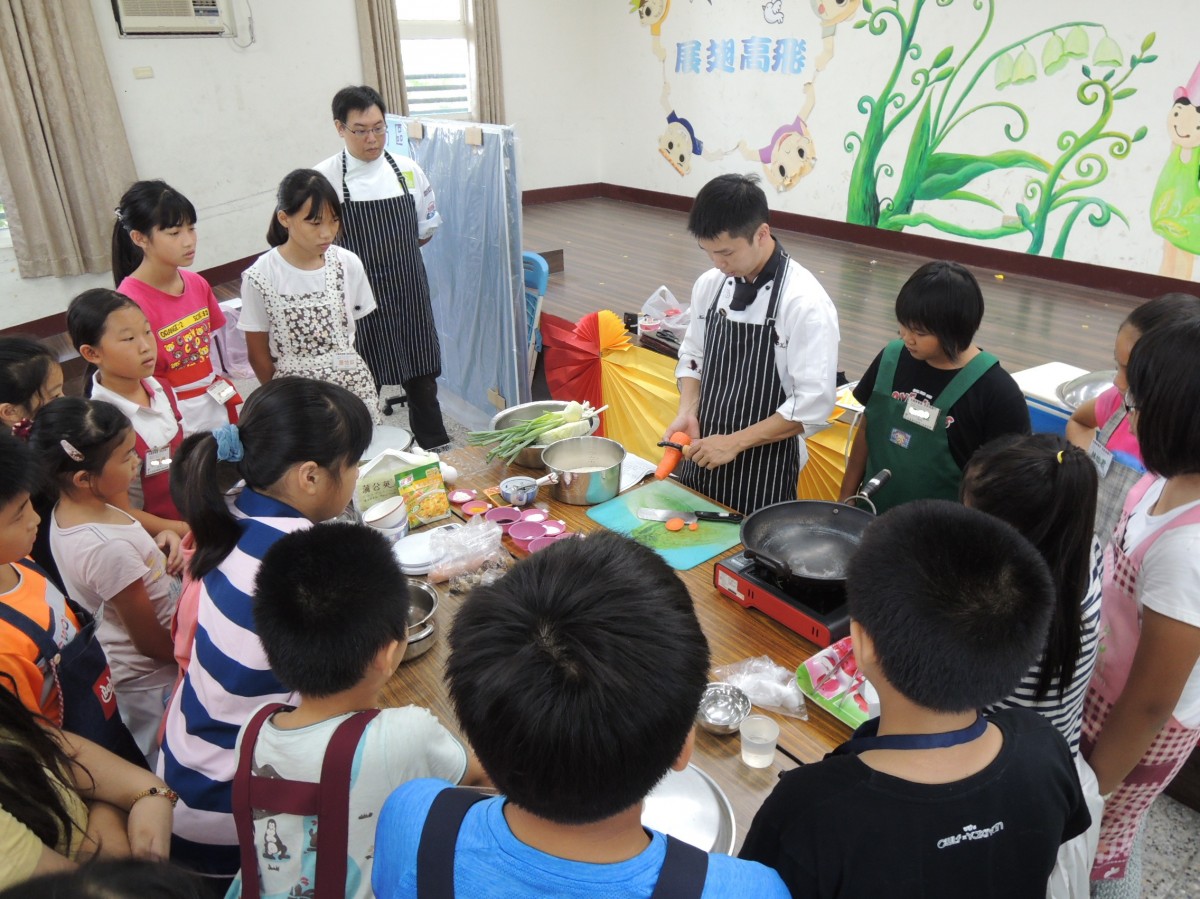 講師跟兒童說明料理的步驟及注意事項