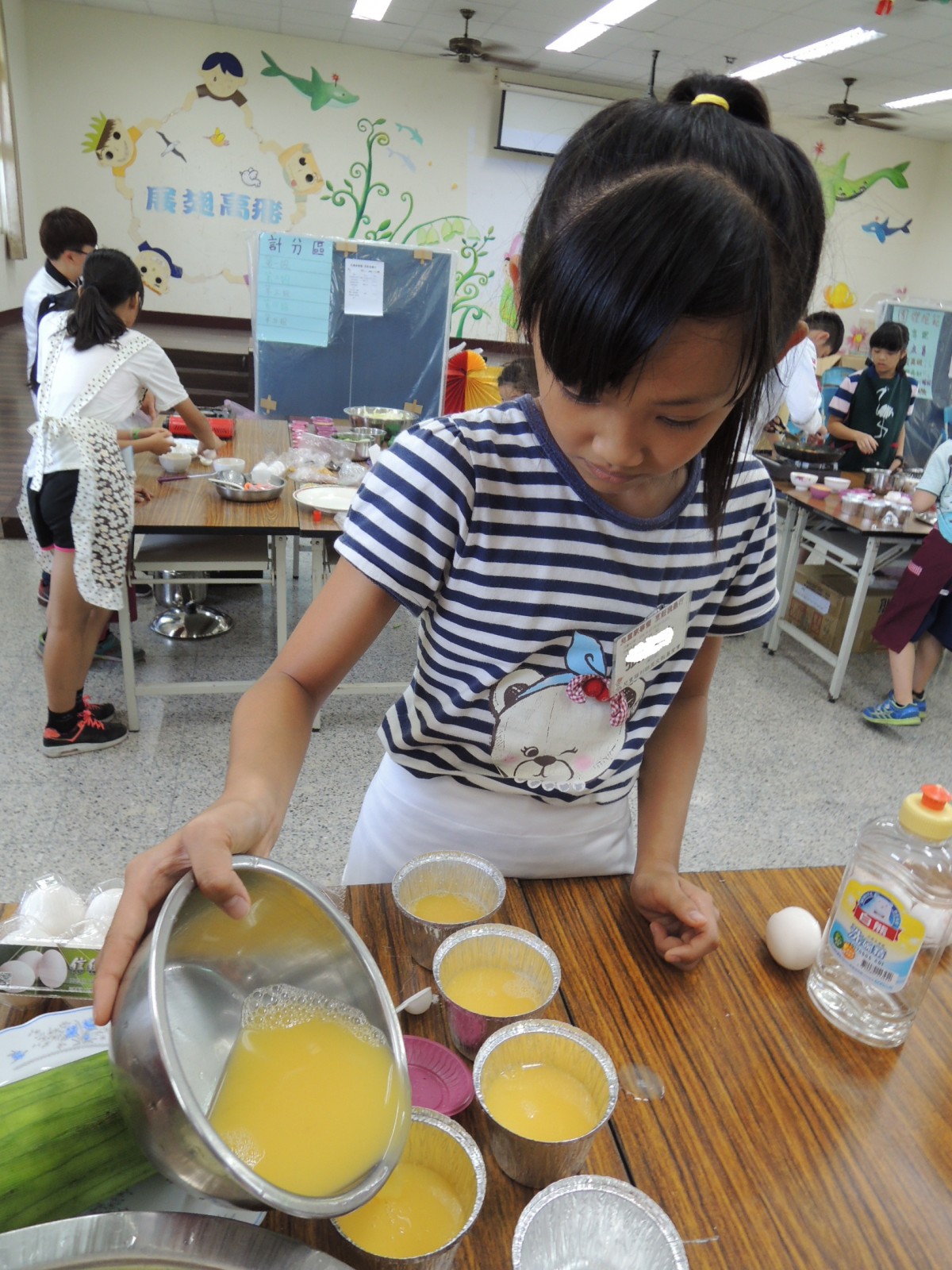 兒童正在準備料理蒸蛋