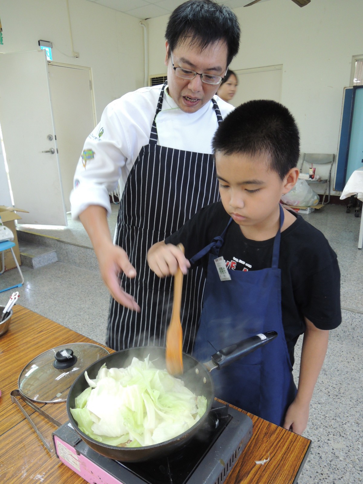 兒童正在料理培根高麗菜